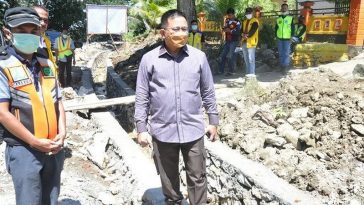 Anggota Komisi V DPR, Muhammad Fauzi (tengah), meninjau proyek pembersihan drainase di Kecamatan Angkona, Kabupaten Luwu Timur, Sulsel, pada Senin (28/2/2022). Instagram/@muhammadfauzi.id