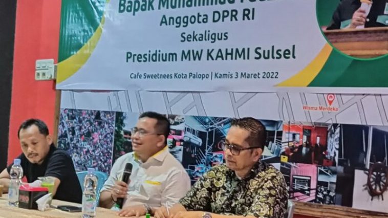 Presidium MW KAHMI Sulsel, Muhammad Fauzi (tengah), saat bersilaturahmi dan berdialog dengan pengurus MD KAHMI Palopo dan kader HMI Cabang Palopo di Kabupaten Palopo, Sulsel, pada Kamis (3/3/2022). Dokumentasi MD KAHMI Palopo