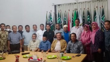 Pengurus KAHMI Sumut dan Badko HMI Sumut foto bersama usai berdialog bersama Duta Besar RI untuk Kerajaan Maroko-Mauritania, Hasrul Azwar. Istimewa