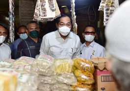 Menteri Perdagangan, Muhammad Lutfi (tengah), berbincang dengan seorang pedang tentang krisis minyak goreng saat meninjau Pusat Pasar di Kota Medan, Sumut, pada Sabtu (26/2/2022). Dokumentasi Pemprov Sumut