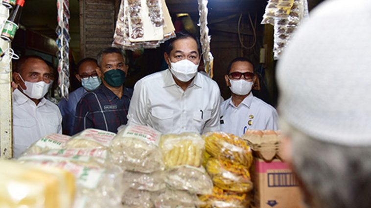 Menteri Perdagangan, Muhammad Lutfi (tengah), berbincang dengan seorang pedang tentang krisis minyak goreng saat meninjau Pusat Pasar di Kota Medan, Sumut, pada Sabtu (26/2/2022). Dokumentasi Pemprov Sumut