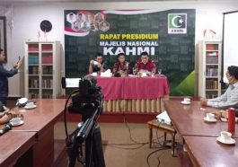 Koordinator Presidium MN KAHMI, Ahmad Riza Patria (kanan depan), didampingi Presidium Hamdan Zoelva (kiri depan) dan Sekretaris Jenderal Manimbang Kahariady saat memutuskan tuan rumah Munas XI KAHMI dalam Rapat Presidium MN KAHMI di KAHMI Center, Jakarta, pada Kamis (10/3/2022). Foto LMD MN KAHMI/Rhoma