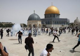 Warga Palestina melarikan diri dari bom suara yang dilemparkan polisi Israel di depan kuil Dome of the Rock di Kompleks Masjid Al Aqsa, Yerusalem, pada 21 Mei 2021. Foto AP