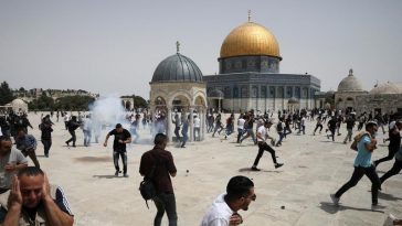 Warga Palestina melarikan diri dari bom suara yang dilemparkan polisi Israel di depan kuil Dome of the Rock di Kompleks Masjid Al Aqsa, Yerusalem, pada 21 Mei 2021. Foto AP