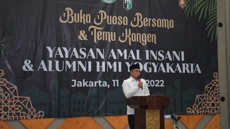 Alumnus HMI Yogyakarta sekaligus Sekjen DPP PPP, Arwani Thomafi, memberikan sambutan dalam acara bukber keluarga besar alumni HMI Yogyakarta dan Yayasan Amal Insani di Gedung Serbaguna Rumah Jabatan Anggota DPR Kalibata, Jaksel, pada Senin (11/4/2022). Dokumentasi pribadi 