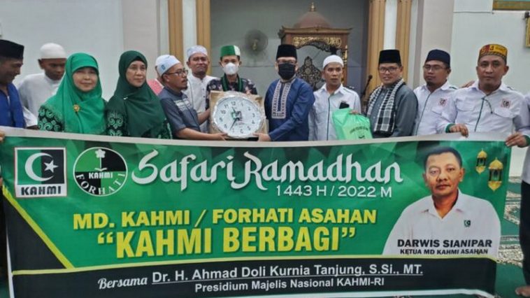 Presidium MN KAHMI, Ahmad Doli Kurnia (kelima kanan), secara simbolis menyerahkan bantuan kepada pengurus DKM saat MD KAHMI Asahan menggelar safari Ramadan, Senin (25/4/2022). Foto Lintangnews.com