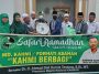 Presidium MN KAHMI, Ahmad Doli Kurnia (kelima kanan), secara simbolis menyerahkan bantuan kepada pengurus DKM saat MD KAHMI Asahan menggelar safari Ramadan, Senin (25/4/2022). Foto Lintangnews.com