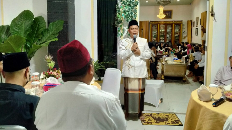 Presidium MW KAHMI Bengkulu, Syarifudin, memberikan sambutan dalam acara silaturahmi kader dan alumni HMI lintas generasi sekaligus buka puasa bersama dan pemberian santunan di kediamannya, Kota Bengkulu, Bengkulu, pada Rabu (27/4/2022). Foto MW KAHMI Bengkulu