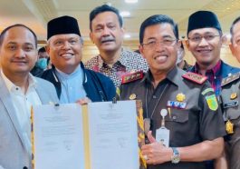 Ketua Komite I DPD RI, Fachrul Razi (kiri), dan Wakil Jaksa Agung, Sunarta (ketiga kanan), usai rapat kerja di Kompleks Parlemen, Jakarta, pada Senin (4/4/2022). Dokumentasi pribadi