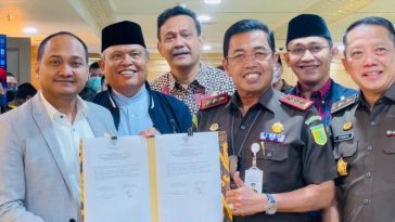 Ketua Komite I DPD RI, Fachrul Razi (kiri), dan Wakil Jaksa Agung, Sunarta (ketiga kanan), usai rapat kerja di Kompleks Parlemen, Jakarta, pada Senin (4/4/2022). Dokumentasi pribadi