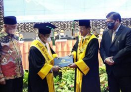 Tokoh senior KAHMI, Fahmi Idris (kedua kiri), di sela-sela prosesi penganugerahan gelar Profesor Kehormatan dalam Rapat Senat Akademik Terbuka di Auditorium UNP, Kota Padang, Sumbar, pada Sabtu (9/4/2022). Dokumentasi UNP