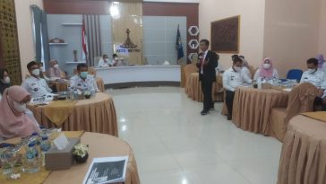Direktur Diklat LMPN Jakarta, Manimbang Kahariady (jas hitam), menyampaikan materinya dalam "Sosialisasi Penguatan Kapasitas Aparatur Kecamatan dan Kelurahan" di Rumah Dinas Wali Kota Metro, Lampung, pada Kamis (14/4/2022). LMD MN KAHMI/Fatah Sidik