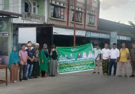 Pengurus MD KAHMI dan FORHATI Padang Lawas serta relawan foto bersama di sela kegiatan berbagi takjil di depan Sekretariat KAHMI Padang Lawas, Sumut, pada Senin (4/4/2022). Foto Newshunter.id