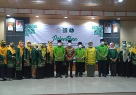 Para undangan dan pengurus MD KAHMI dan FORHATI Palangka Raya foto bersama di sela-sela acara pelantikan pengurus KAHMI dan FORHATI Palangka Raya di Aula Rujab Wali Kota Palangka Raya, Kalteng, pada Sabtu (9/4/2022). Foto Infopublik.id