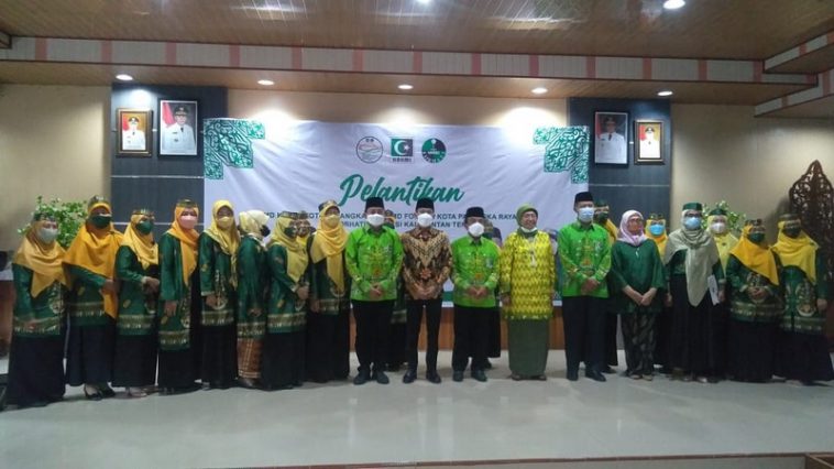 Para undangan dan pengurus MD KAHMI dan FORHATI Palangka Raya foto bersama di sela-sela acara pelantikan pengurus KAHMI dan FORHATI Palangka Raya di Aula Rujab Wali Kota Palangka Raya, Kalteng, pada Sabtu (9/4/2022). Foto Infopublik.id