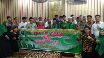 Pengurus dan anggota MD KAHMI Rokan Hilir beserta HMI Cabang se-Rokan Hilir foto bersama disela-sela bukber dan Rakerda MD KAHMI Rokan Hilir, Riau, pada Kamis (21/4/2022). Foto Riaupos.co