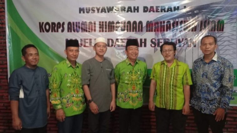 Sekretaris Umum MW KAHMI Kalteng, Daryana (dua kiri), bersama Denni Ramadhani (tiga kiri) dan beberapa anggota KAHMI lainnya usai Musda I KAHMI Seruyan di Kuala Pembuang, Kabupaten Seruyan, Kalteng, pada Senin (25/4/2022). Istimewa