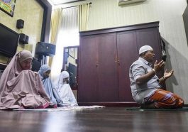 Presidium MW KAHMI Sulsel, Muhammad Fauzi (kanan), saat menjadi imam salat Id pada momentum Idulfitri 1441 H/2020 M di kediamannya, Kabupaten Luwu Utara, Sulsel, pada Mei 2020. Instagram/@muhammadfauzi.id