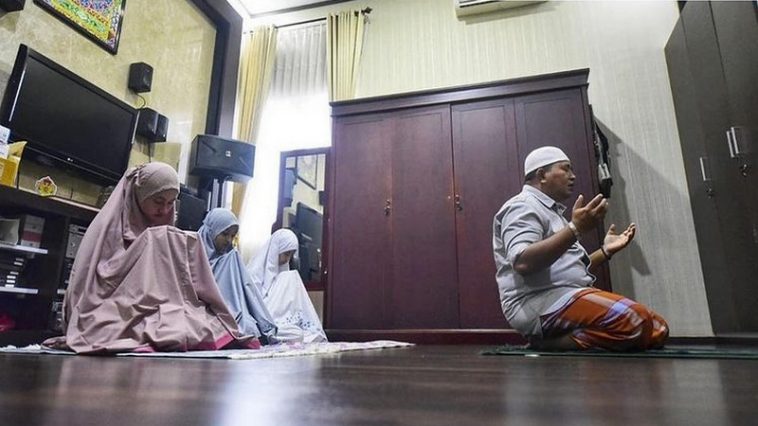 Presidium MW KAHMI Sulsel, Muhammad Fauzi (kanan), saat menjadi imam salat Id pada momentum Idulfitri 1441 H/2020 M di kediamannya, Kabupaten Luwu Utara, Sulsel, pada Mei 2020. Instagram/@muhammadfauzi.id