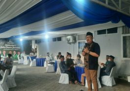 Presidium MW KAHMI Sulsel, Ni'matullah Erbe (berdiri), memberikan sambutan saat mengadakan buka puasa bersama pengurus KAHMI Sulsel di kediamannya di Kota Makassar, Sulsel, pada Sabtu (9/4/2022). Foto Terkini.id