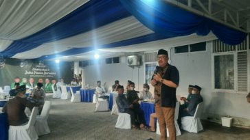 Presidium MW KAHMI Sulsel, Ni'matullah Erbe (berdiri), memberikan sambutan saat mengadakan buka puasa bersama pengurus KAHMI Sulsel di kediamannya di Kota Makassar, Sulsel, pada Sabtu (9/4/2022). Foto Terkini.id