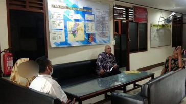 Perwakilan LBH Insan Cita MW KAHMI Sumut, Mhd. Taufik Umar Dani (batik), saat mendatangi Mapolres Tapsel, Sumut, pada Jumat (8/4/2022). Foto Mudanews.com