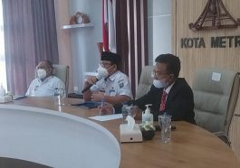 Wali Kota Metro, dr. Wahdi Siradjuddin (tengah), memberikan sambutan dalam "Sosialisasi Penguatan Kapasitas Aparatur Kecamatan dan Kelurahan" di Rumah Dinas Wali Kota Metro, Lampung, pada Kamis (14/4/2022). LMD MN KAHMI/Fatah Sidik