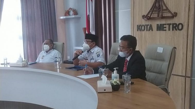 Wali Kota Metro, dr. Wahdi Siradjuddin (tengah), memberikan sambutan dalam "Sosialisasi Penguatan Kapasitas Aparatur Kecamatan dan Kelurahan" di Rumah Dinas Wali Kota Metro, Lampung, pada Kamis (14/4/2022). LMD MN KAHMI/Fatah Sidik