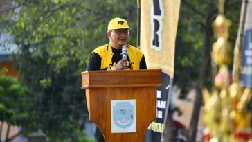 Anggota Fraksi Partai Golkar DPR, Muhammad Fauzi, memberikan sambutan dalam pembukaan Muhammad Fauzi Cup I di Lapangan Desa Cendana Putih I, Kecamatan Mappedeceng, Luwu Utara, pada Kamis (12/5/2022). Dokumentasi pribadi