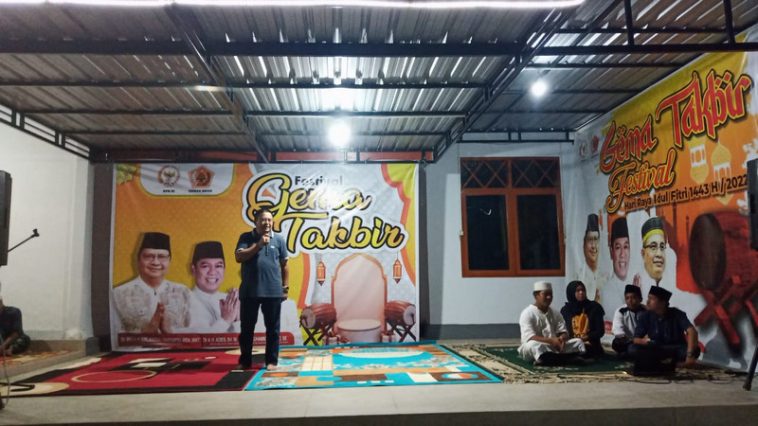 Anggota Komisi V DPR asal Fraksi Partai Golkar, Muhammad Fauzi (kiri), memberikan sambutan dalam "Festival Gema Takbir" yang digelarnya bersama MKGR Luwu Utara di halaman Kantor Bupati Luwu Utara, Sulsel, pada Minggu (1/5/2022) malam. Dokumentasi pribadi