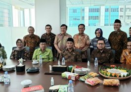 Koordinator Presidium MN KAHMI, Ahmad Doli Kurnia (duduk kedua kanan), saat menghadiri halalbihalal UICI yang digelar secara hibrida dari Jakarta, Rabu (11/5/2022). Foto LMD MN KAHMI/Ghifari Descha