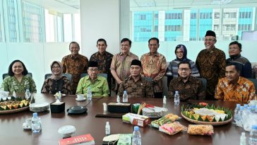 Koordinator Presidium MN KAHMI, Ahmad Doli Kurnia (duduk kedua kanan), saat menghadiri halalbihalal UICI yang digelar secara hibrida dari Jakarta, Rabu (11/5/2022). Foto LMD MN KAHMI/Ghifari Descha