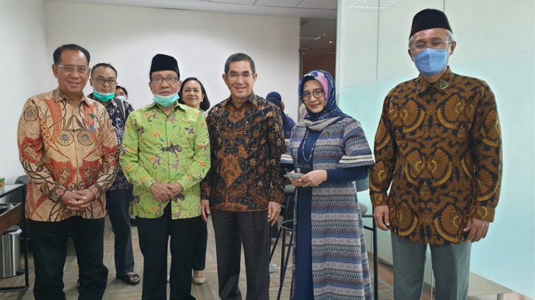 Ketua Dewan Penasihat KAHMI, Akbar Tandjung (kedua kiri), saat menghadiri halalbihalal UICI secara hibrida dari Jakarta, Rabu (11/5/2022). LMD MN KAHMI/Ghifari Descha