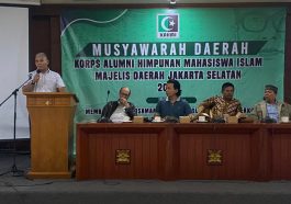 Ketua Umum MD KAHMI Jaksel 2022-2027 terpilih, Ibrahim Malik Tanjung alias Budi Tanjung (kiri), memberikan pernyataan dalam Musda III KAHMI Jaksel di Ruang Serbaguna Wali Kota Jaksel, Selasa (8/11/2022). KAHMINasional.com/Fatah Sidik