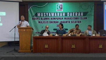 Ketua Umum MD KAHMI Jaksel 2022-2027 terpilih, Ibrahim Malik Tanjung alias Budi Tanjung (kiri), memberikan pernyataan dalam Musda III KAHMI Jaksel di Ruang Serbaguna Wali Kota Jaksel, Selasa (8/11/2022). KAHMINasional.com/Fatah Sidik