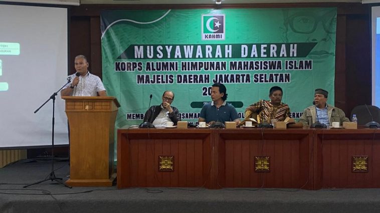 Ketua Umum MD KAHMI Jaksel 2022-2027 terpilih, Ibrahim Malik Tanjung alias Budi Tanjung (kiri), memberikan pernyataan dalam Musda III KAHMI Jaksel di Ruang Serbaguna Wali Kota Jaksel, Selasa (8/11/2022). KAHMINasional.com/Fatah Sidik