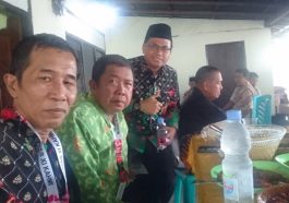Ketua Bidang Pertanian MN KAHMI, M. Fatah Yasin (kedua kiri), mentraktik hingga sekitar 50 orang di sebuah warung dekat lokasi Munas XI KAHMI di Kota Palu, Sulteng, pada Jumat (25/11/2022). Dokumentasi pribadi