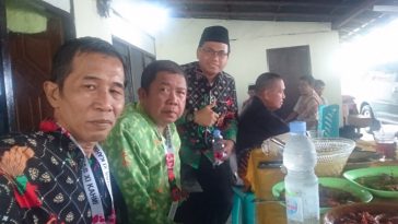 Ketua Bidang Pertanian MN KAHMI, M. Fatah Yasin (kedua kiri), mentraktik hingga sekitar 50 orang di sebuah warung dekat lokasi Munas XI KAHMI di Kota Palu, Sulteng, pada Jumat (25/11/2022). Dokumentasi pribadi