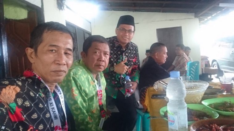 Ketua Bidang Pertanian MN KAHMI, M. Fatah Yasin (kedua kiri), mentraktik hingga sekitar 50 orang di sebuah warung dekat lokasi Munas XI KAHMI di Kota Palu, Sulteng, pada Jumat (25/11/2022). Dokumentasi pribadi