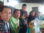 Ketua Bidang Pertanian MN KAHMI, M. Fatah Yasin (kedua kiri), mentraktik hingga sekitar 50 orang di sebuah warung dekat lokasi Munas XI KAHMI di Kota Palu, Sulteng, pada Jumat (25/11/2022). Dokumentasi pribadi