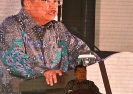 Ketua Dewan Etik MN KAHMI, Jusuf Kalla, memberikan sambutan dalam Gala Dinner KAHMI di Kota Palu, Sulteng, pada Kamis (24/11/2022). Foto Antara/Muhammad Izfaldi