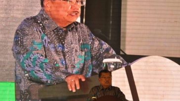 Ketua Dewan Etik MN KAHMI, Jusuf Kalla, memberikan sambutan dalam Gala Dinner KAHMI di Kota Palu, Sulteng, pada Kamis (24/11/2022). Foto Antara/Muhammad Izfaldi
