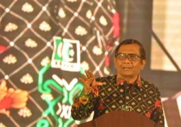 Ketua Dewan Pakar MN KAHMI, Mahfud MD, memberikan sambutan dalam "Gala Dinner KAHMI" di Kota Palu, Sulteng, pada Kamis (24/11/2022). Foto Antara/Muhammad Izfaldi
