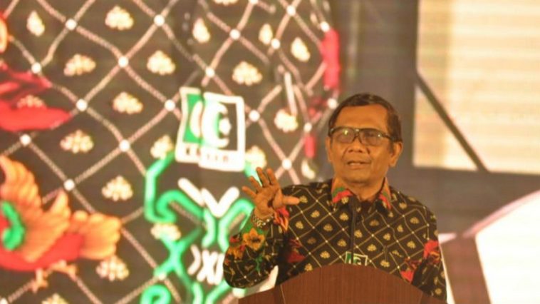 Ketua Dewan Pakar MN KAHMI, Mahfud MD, memberikan sambutan dalam "Gala Dinner KAHMI" di Kota Palu, Sulteng, pada Kamis (24/11/2022). Foto Antara/Muhammad Izfaldi