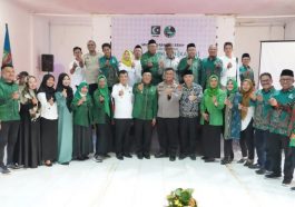 Koorpres MW KAHMI Sultra sekaligus Bupati Konut, Ruksamin (tengah), foto bersama Wakil Bupati Konut, Abuhaera (delapan dari kiri); Presidium KAHMI Sultra, Presidium KAHMI Konut terpilih; serta peserta Musda II KAHMI serta FORHATI Konut usai Musda II KAHMI dan FORHATI Konut, Kamis (10/11/2022). Foto Kendari Pos/Helmin Tosuki