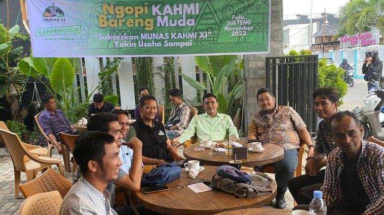 Kegiatan kumpul dan ngopi seraya mendiskusi masalah bangsa yang digelar KAHMI Muda di sela-sela Munas XI KAHMI di Kota Palu, Sulteng, pada Kamis (24/11/2022). Istimewa