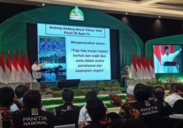 Ketua Umum DPP Partai Gerindra sekaligus Menteri Pertahanan (Menhan), Prabowo Subianto, memberikan paparan dalam seminar nasional di sela-sela Munas XI KAHMI di Kota Palu, Sulteng, pada Sabtu (26/11/2022). Foto Antara/Moh Ridwan