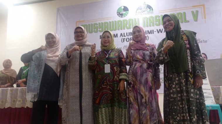 Koordinator Presidium MN FORHATI 2022-2027 terpilih, Cut Emma (kedua kanan), foto bersama empat Presidium terpilih di sela-sela Munas V FORHATI di Kota Palu, Sulteng, pada Minggu (27/11/2022). Foto Panitia Nasional Munas V FORHATI/Widya Victoria