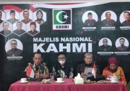 Ketua Tim Pansel, La Ode M. Kamaluddin (kiri), mengumumkan 23 nama calon presidium KAHMI di Sekretariat MN KAHMI, Jakarta, pada Jumat (11/11/2022). Foto Antara/Fauzi Lamboka
