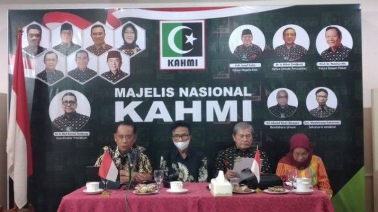 Ketua Tim Pansel, La Ode M. Kamaluddin (kiri), mengumumkan 23 nama calon presidium KAHMI di Sekretariat MN KAHMI, Jakarta, pada Jumat (11/11/2022). Foto Antara/Fauzi Lamboka